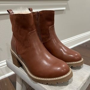 Universal Thread Fur Booties Size 6